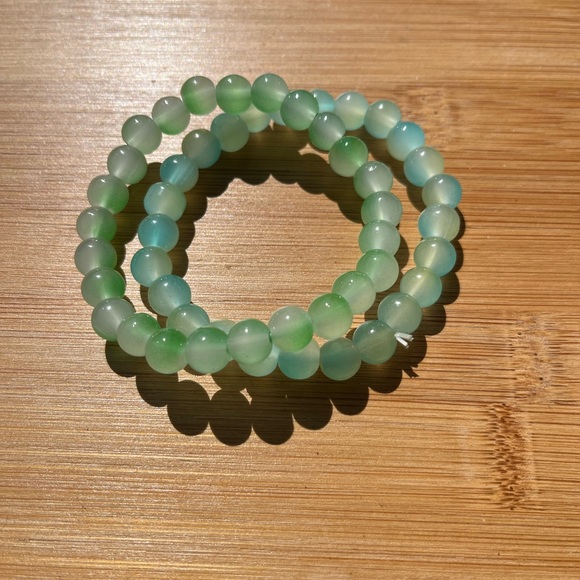 Hand Crafted Green Chalcedony Beaded Stretch Bracelet - Picture 6 of 6